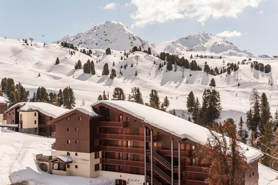 Property building, Nearby landmark, Facade/entrance, Day, Natural landscape, Winter, View (from property/room), Mountain view