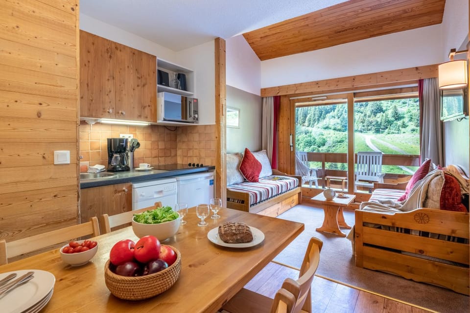 Kitchen or kitchenette, Living room, Food and drinks, Seating area, Dining area, Food, minibar