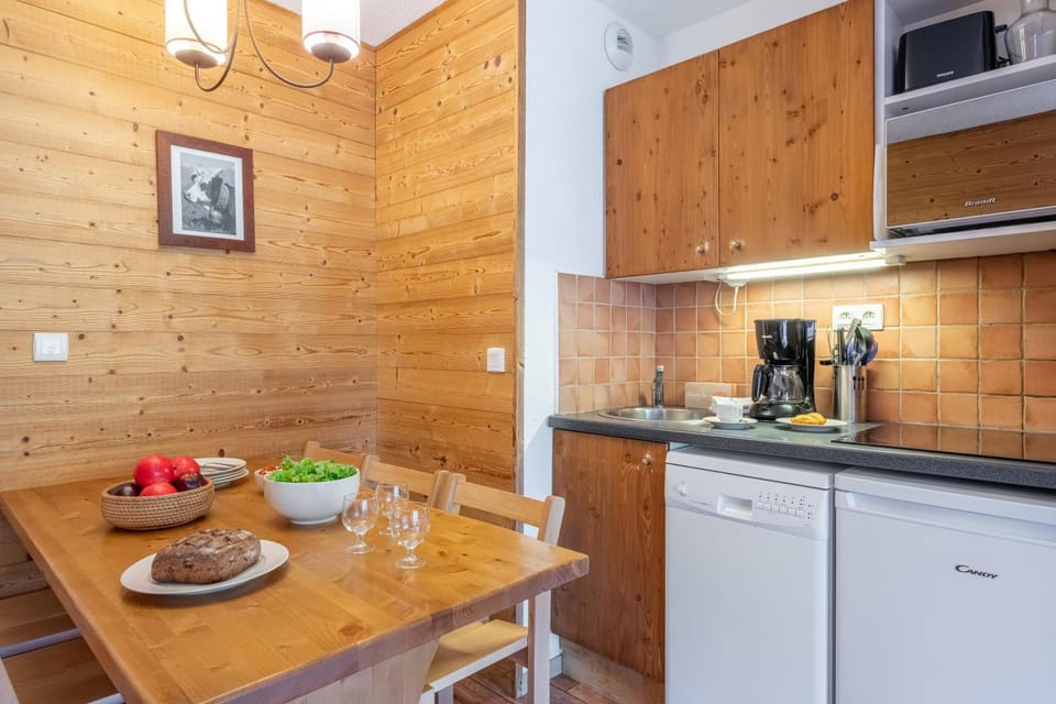 Coffee/tea facilities, Kitchen or kitchenette, Food and drinks, Dining area, Food, Drinks, oven, stove, toaster