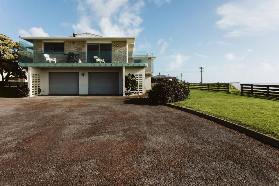 ABC on Wanaka Bay - beachfront home w. ocean views Apartment in New Plymouth