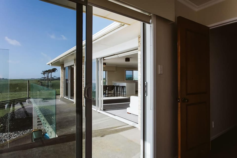 ABC on Wanaka Bay - beachfront home w. ocean views Apartment in New Plymouth