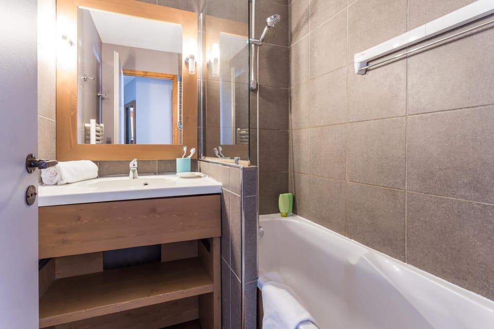 Bathroom, Bath, towels