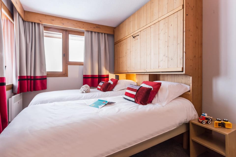 Bed, Food and drinks, Photo of the whole room, Bedroom, Drinks, towels, wardrobe