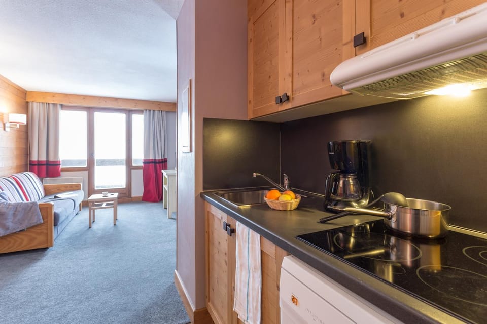 Coffee/tea facilities, Kitchen or kitchenette, Living room, Seating area, Dining area, minibar, stove, toaster