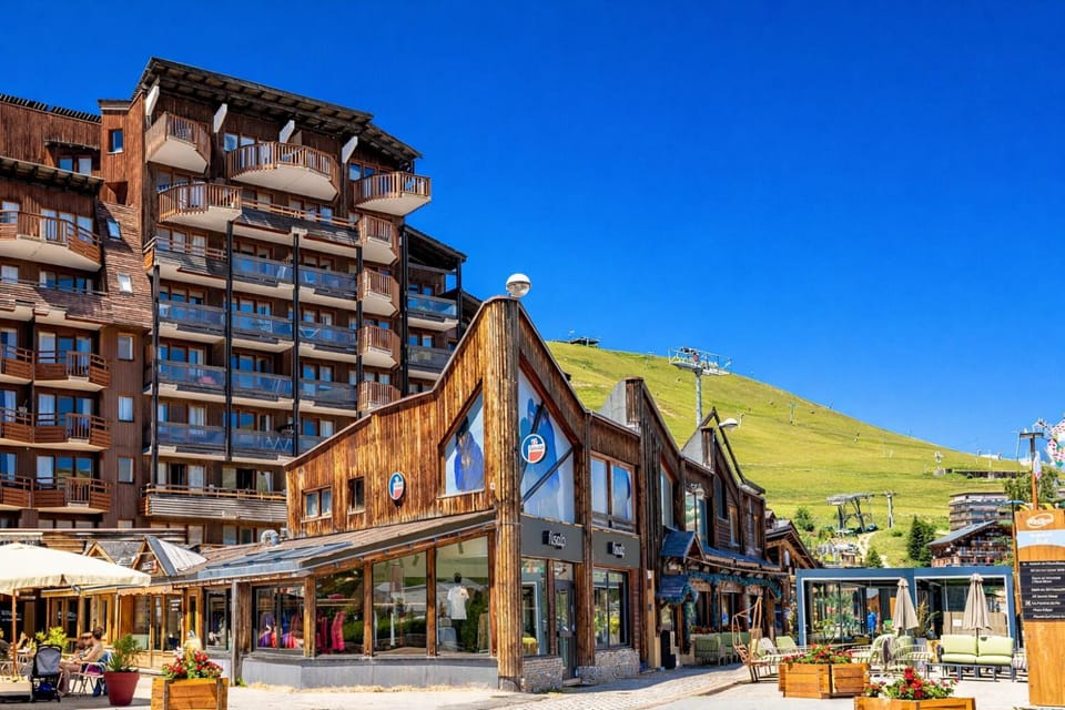 Property building, Nearby landmark, Day, Neighbourhood, Natural landscape, City view, Mountain view, Street view, Location