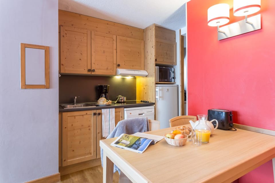 Coffee/tea facilities, Kitchen or kitchenette, Food and drinks, Seating area, Dining area, Food, minibar, oven, stove, toaster