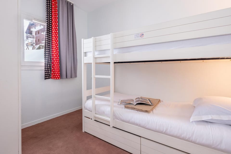 Bed, Photo of the whole room, Bedroom, bunk bed, towels