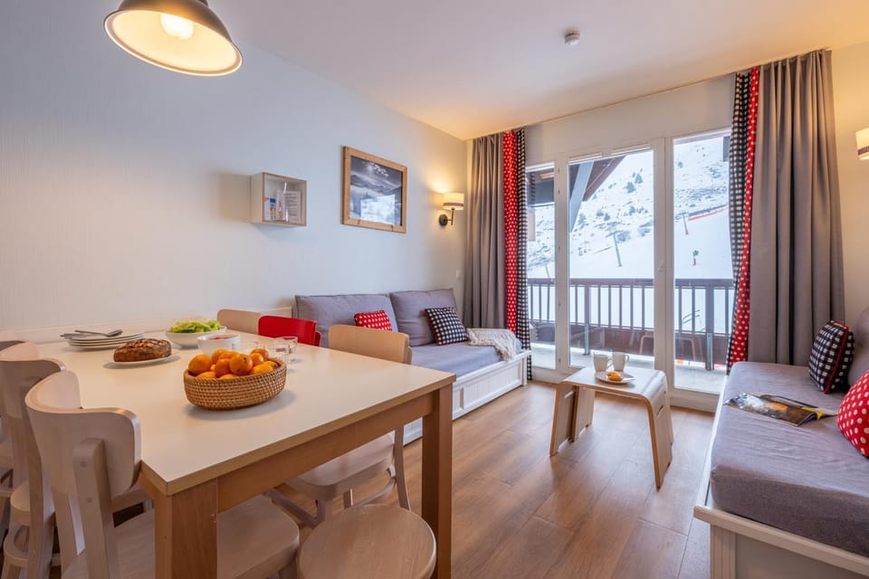 Living room, Food and drinks, Seating area, Dining area, Food