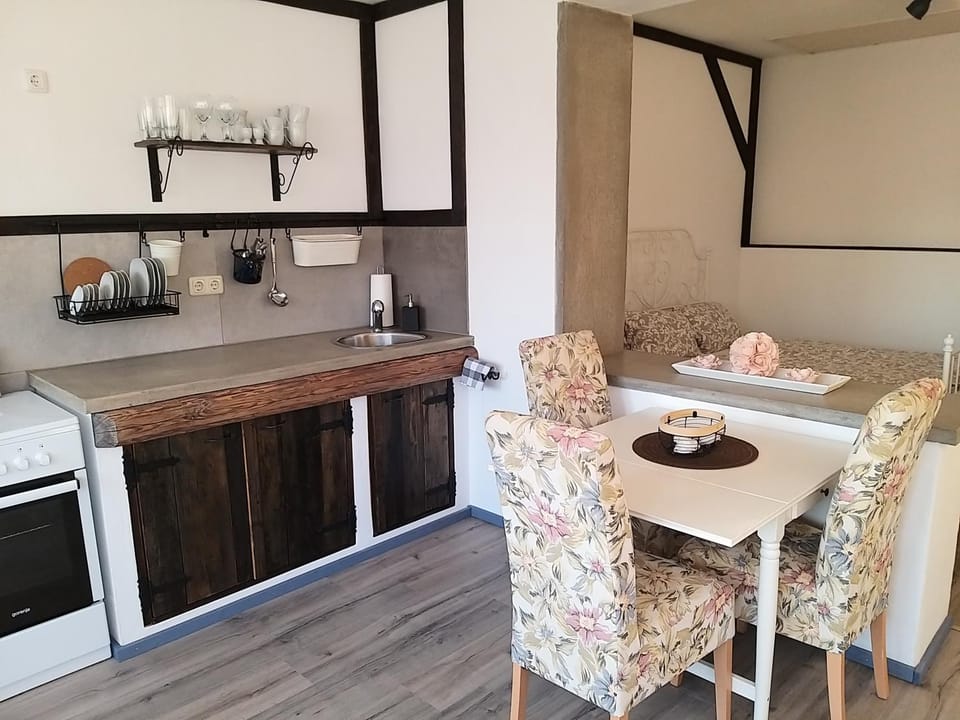 Kitchen or kitchenette, Dining area