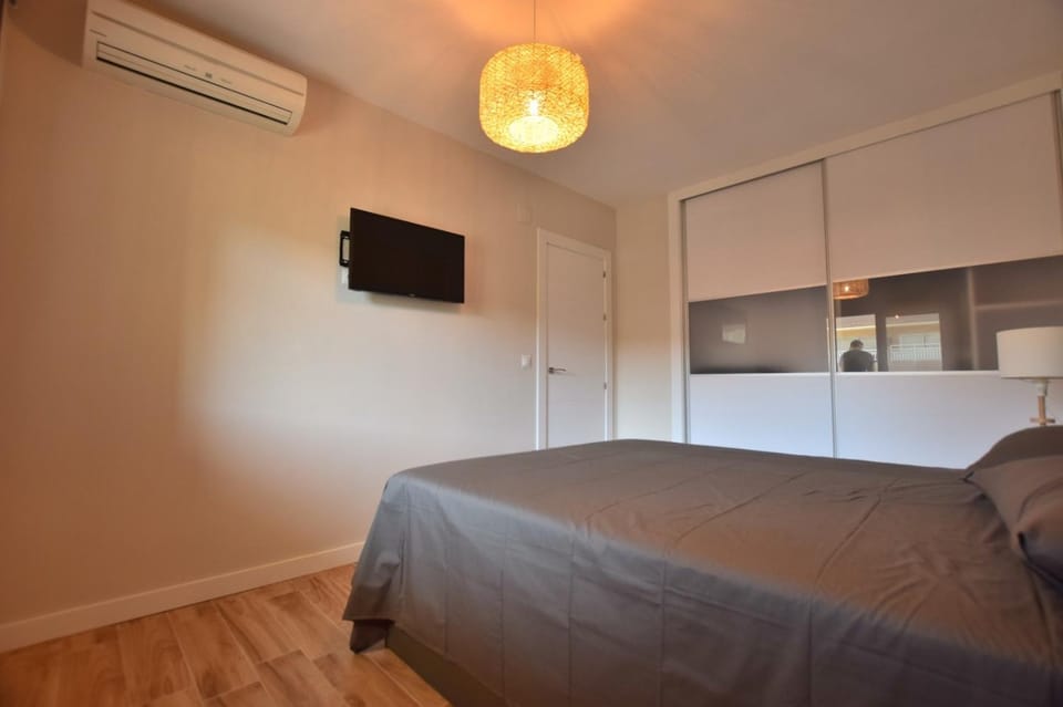 Bed, TV and multimedia, Bedroom, air conditioner