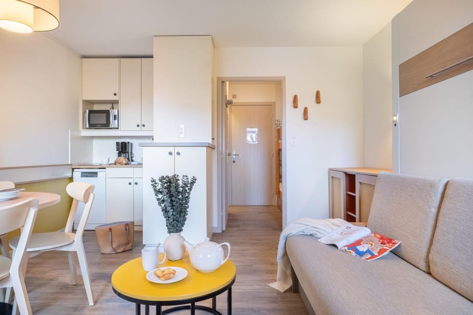 Kitchen or kitchenette, Living room, Seating area, Dining area, stove