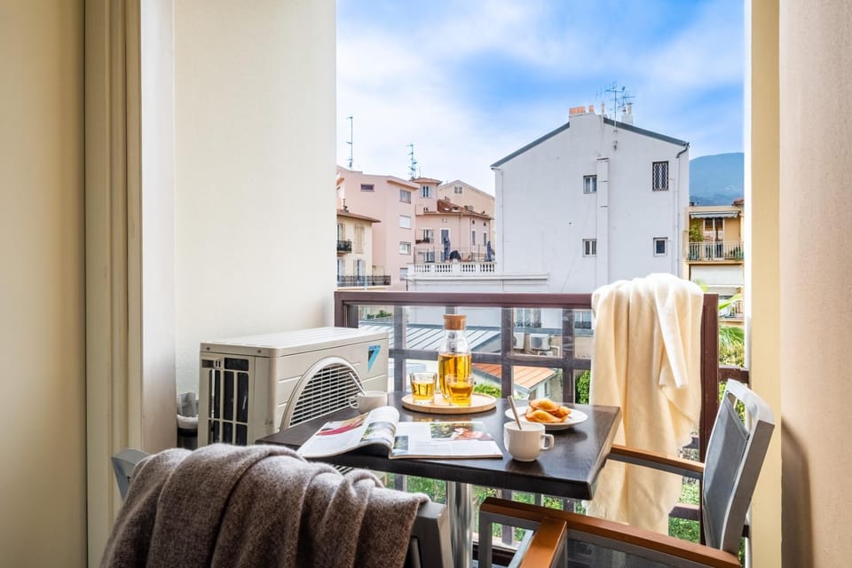 Patio, Day, View (from property/room), Balcony/Terrace, Food and drinks, Seating area, Dining area, Food, Drinks