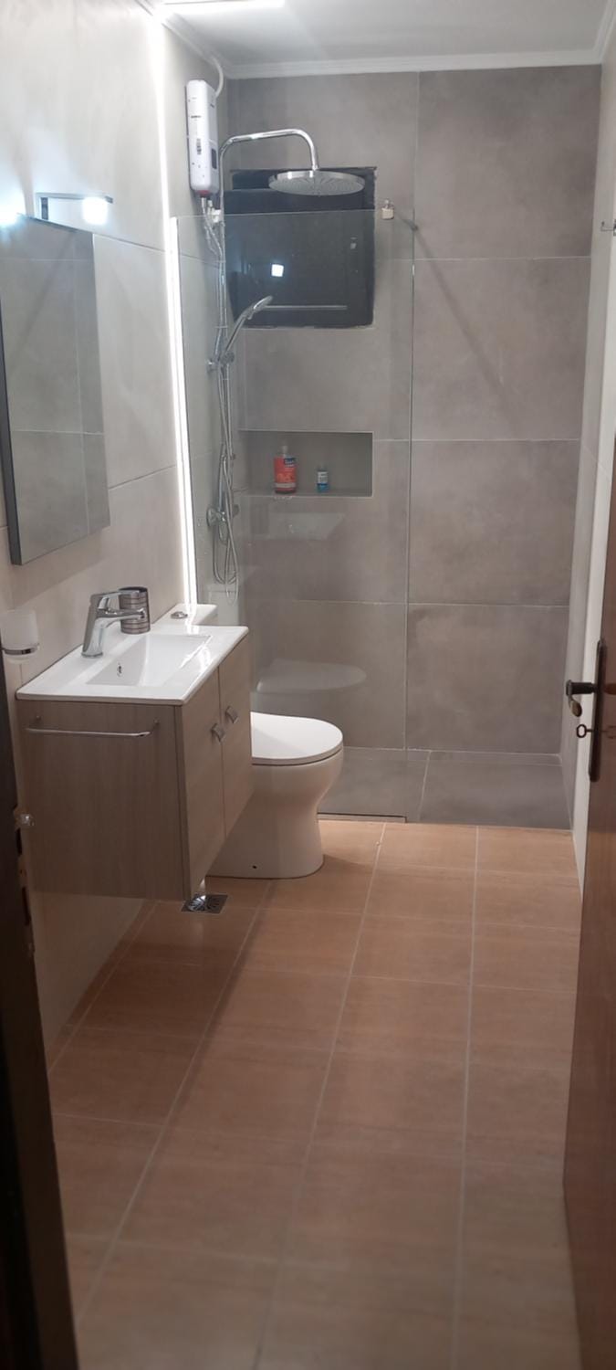 Shower, Toilet