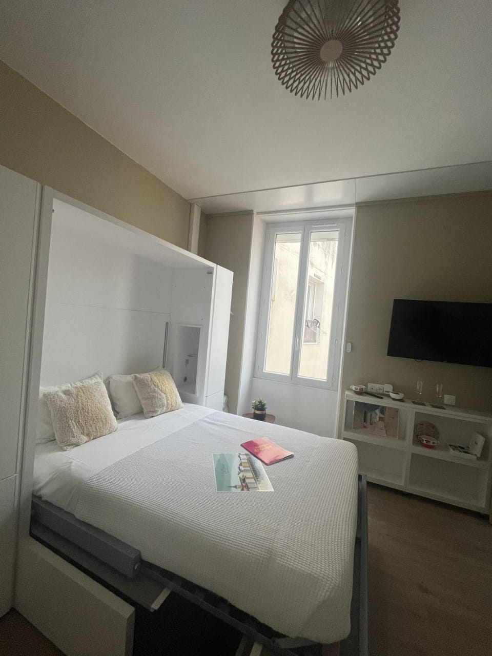 Bed, Photo of the whole room