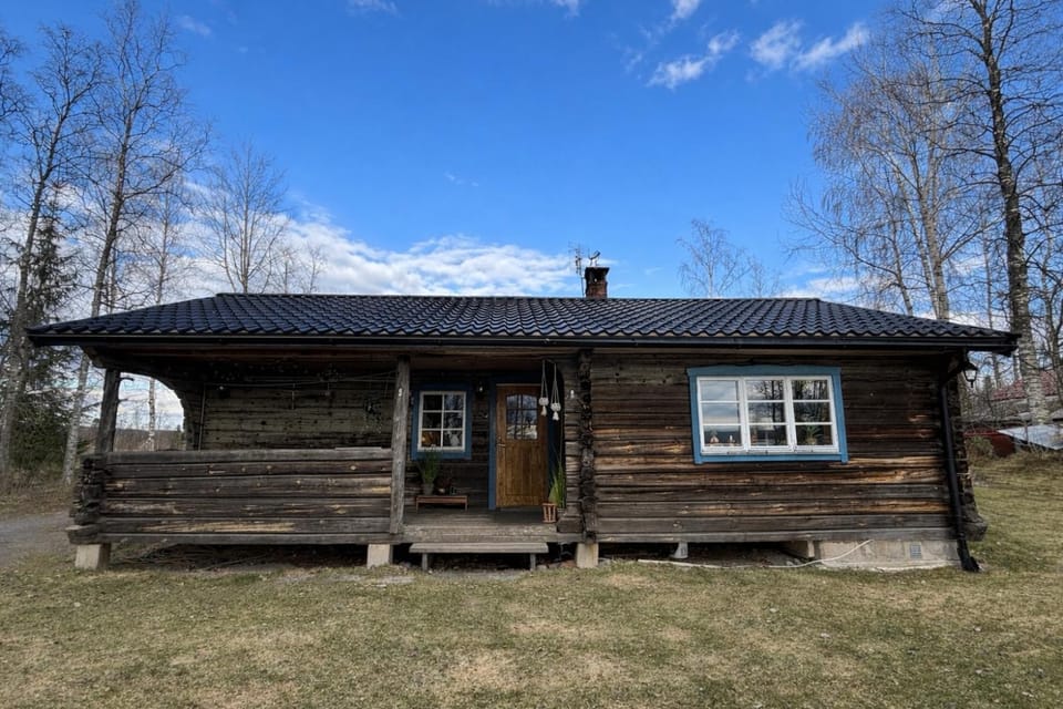 Mysig timmerstuga med sjötomt House in Sweden