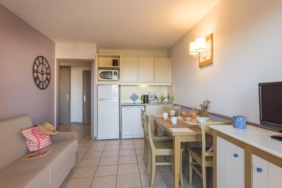 TV and multimedia, Kitchen or kitchenette, Living room, Dining area, dishwasher, minibar, oven, stove