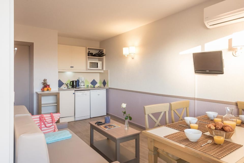 TV and multimedia, Coffee/tea facilities, Kitchen or kitchenette, Living room, Food and drinks, Seating area, Dining area, Food, minibar, oven, stove
