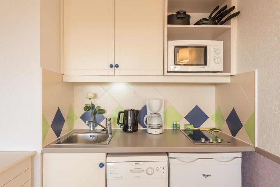Kitchen or kitchenette, minibar, stove