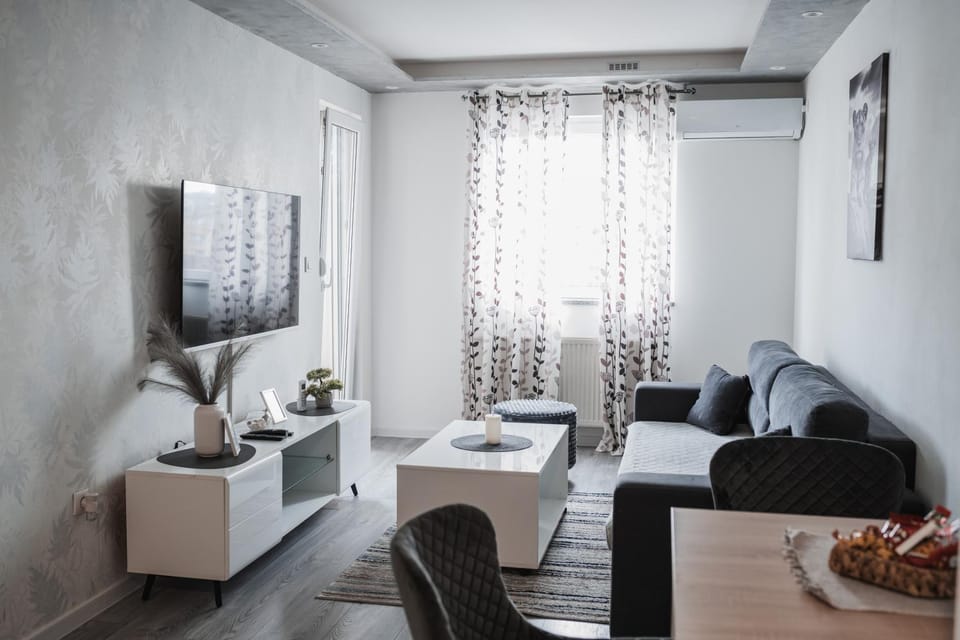 TV and multimedia, Living room, Seating area, Dining area, air conditioner