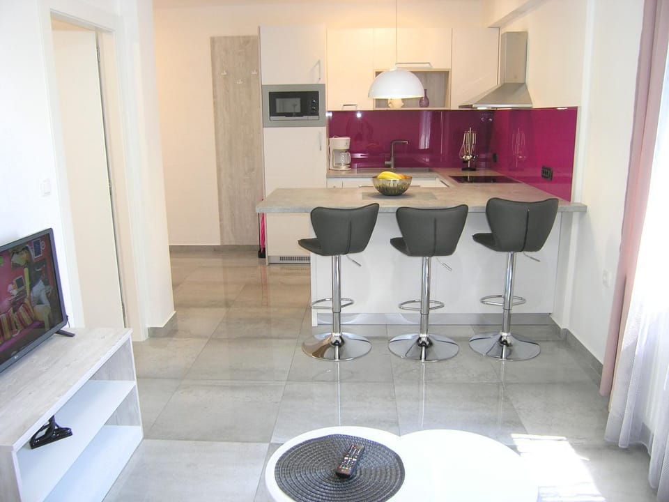 Kitchen or kitchenette, Dining area, Communal kitchen