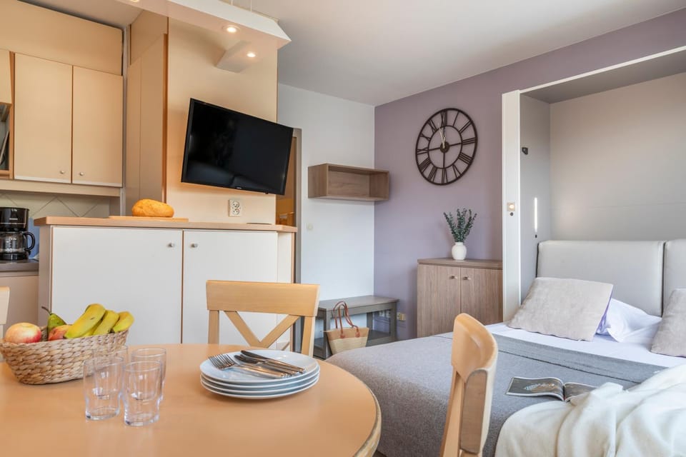 TV and multimedia, Kitchen or kitchenette, Living room, Food and drinks, Seating area, Dining area, Food, stove