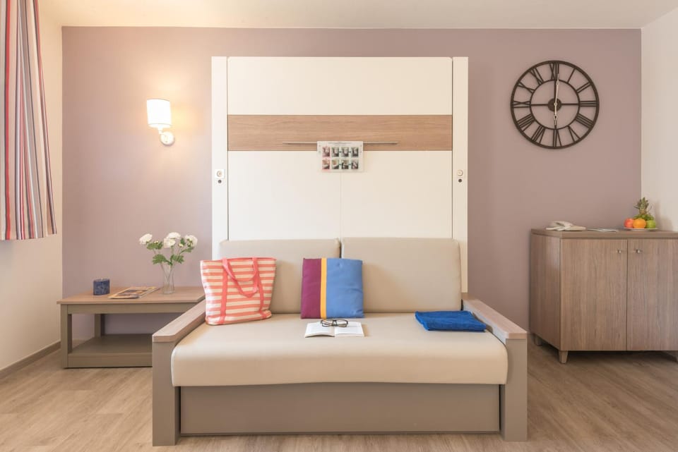 Bed, Living room, Photo of the whole room, Seating area, Bedroom, towels