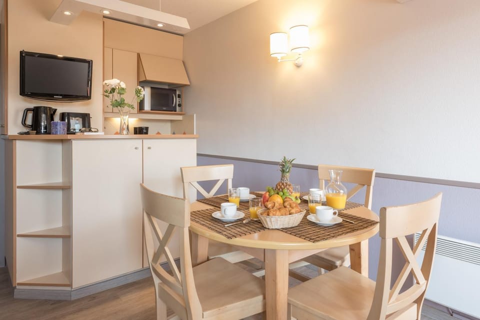 TV and multimedia, Coffee/tea facilities, Kitchen or kitchenette, Living room, Food and drinks, Dining area, Food, minibar, oven