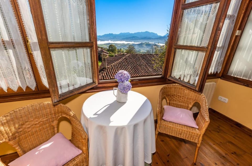 Balcony/Terrace, Living room, Mountain view