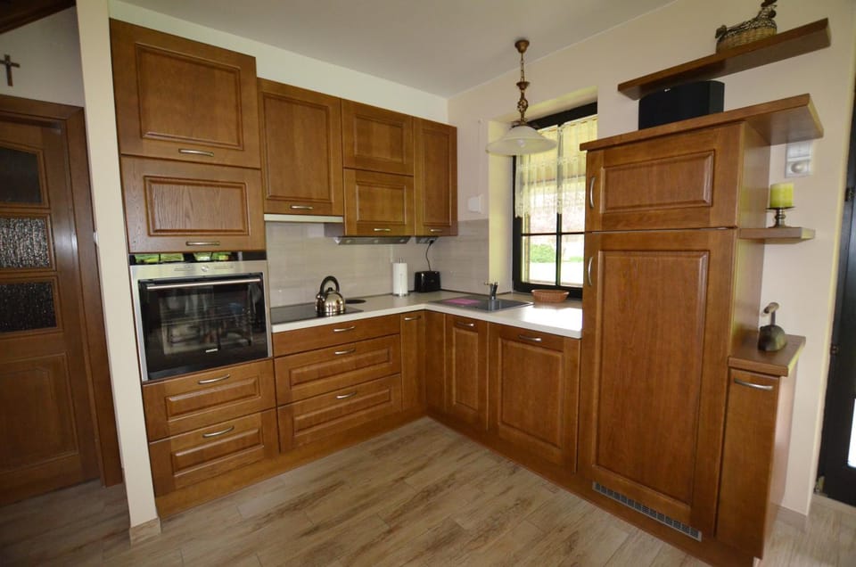 Kitchen or kitchenette, dishwasher, stove