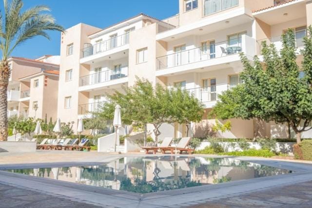 Property building, Swimming pool, sunbed