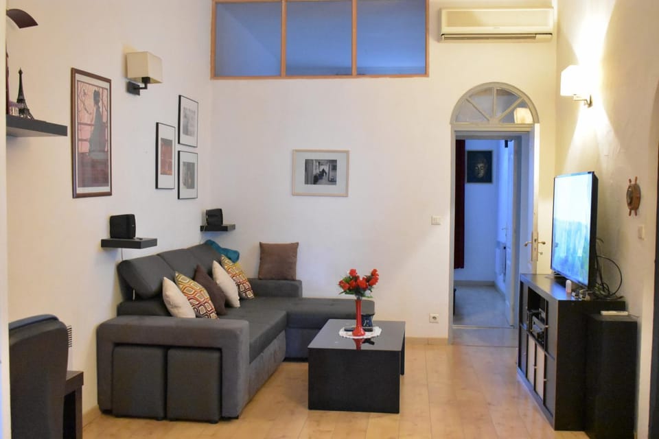 TV and multimedia, Living room, Seating area, air conditioner