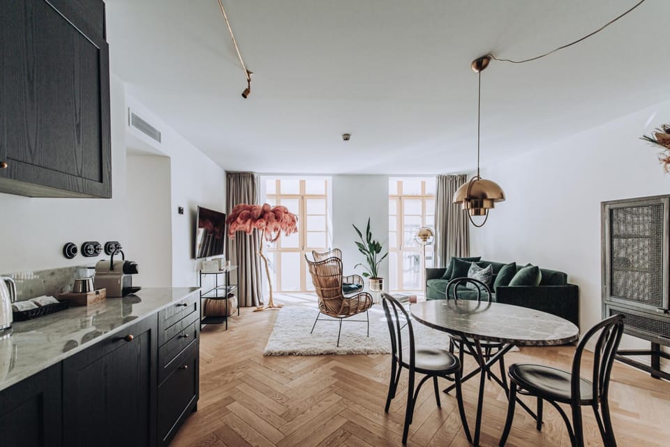 Kitchen or kitchenette, Living room, Seating area, Dining area