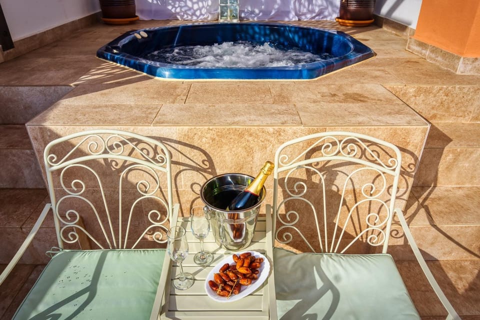 Hot Tub, Balcony/Terrace, Food, Street view, Drinks