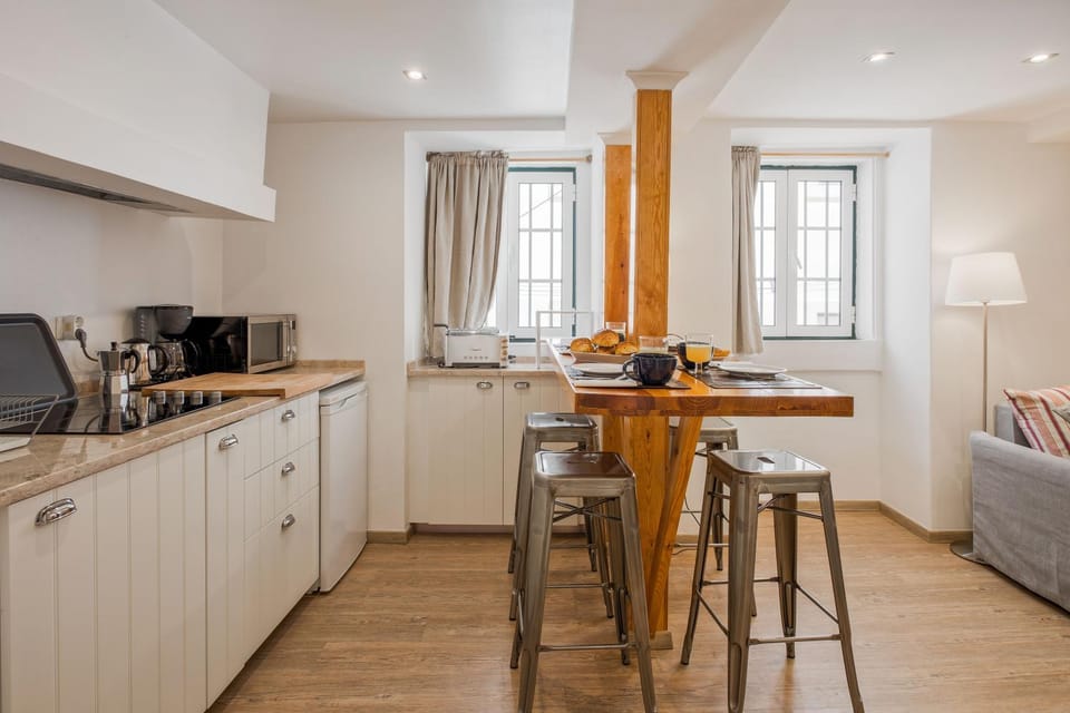TV and multimedia, Coffee/tea facilities, Kitchen or kitchenette, Living room, Decorative detail, Dining area