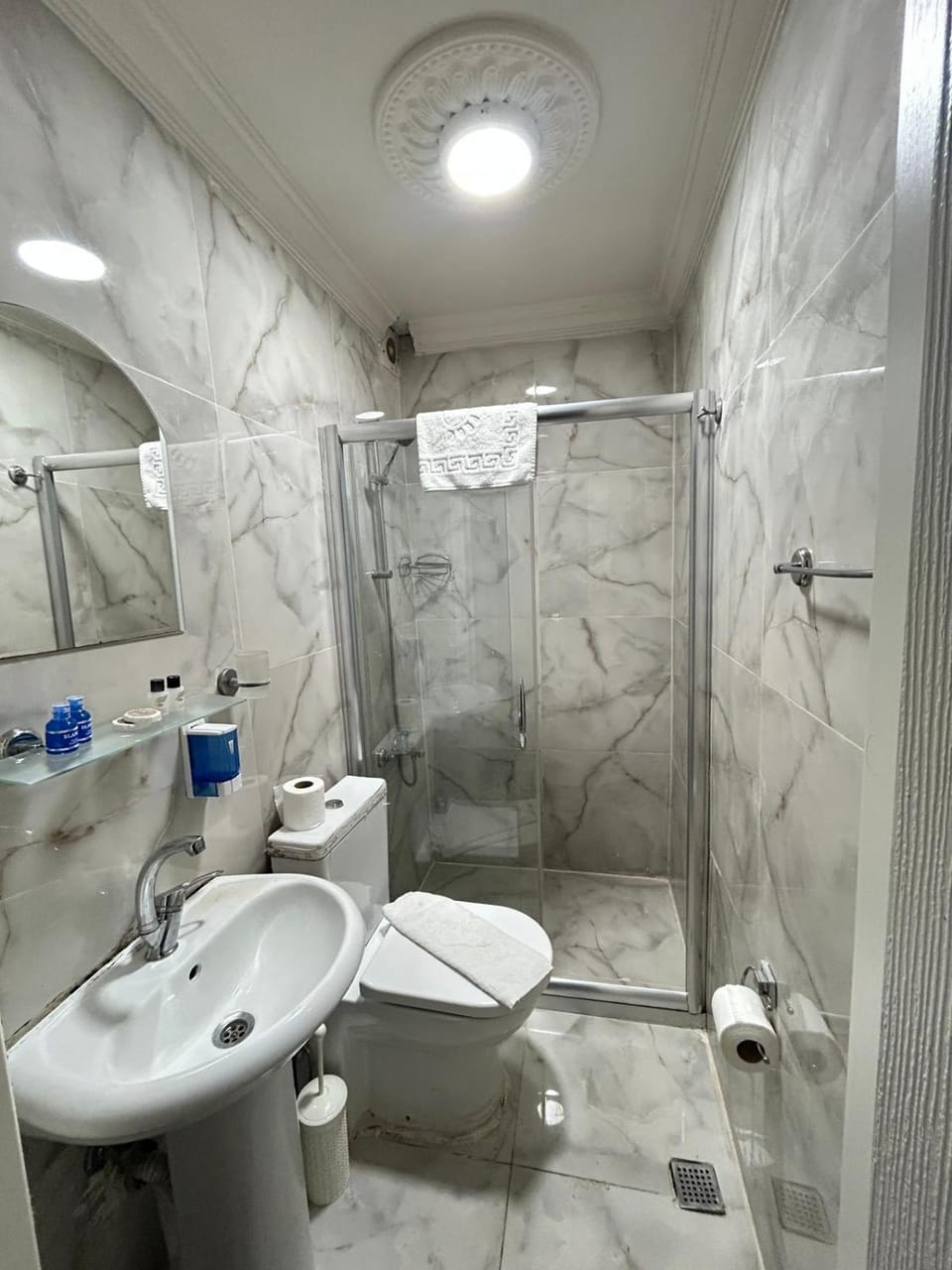 Shower, Toilet, Bathroom, towels