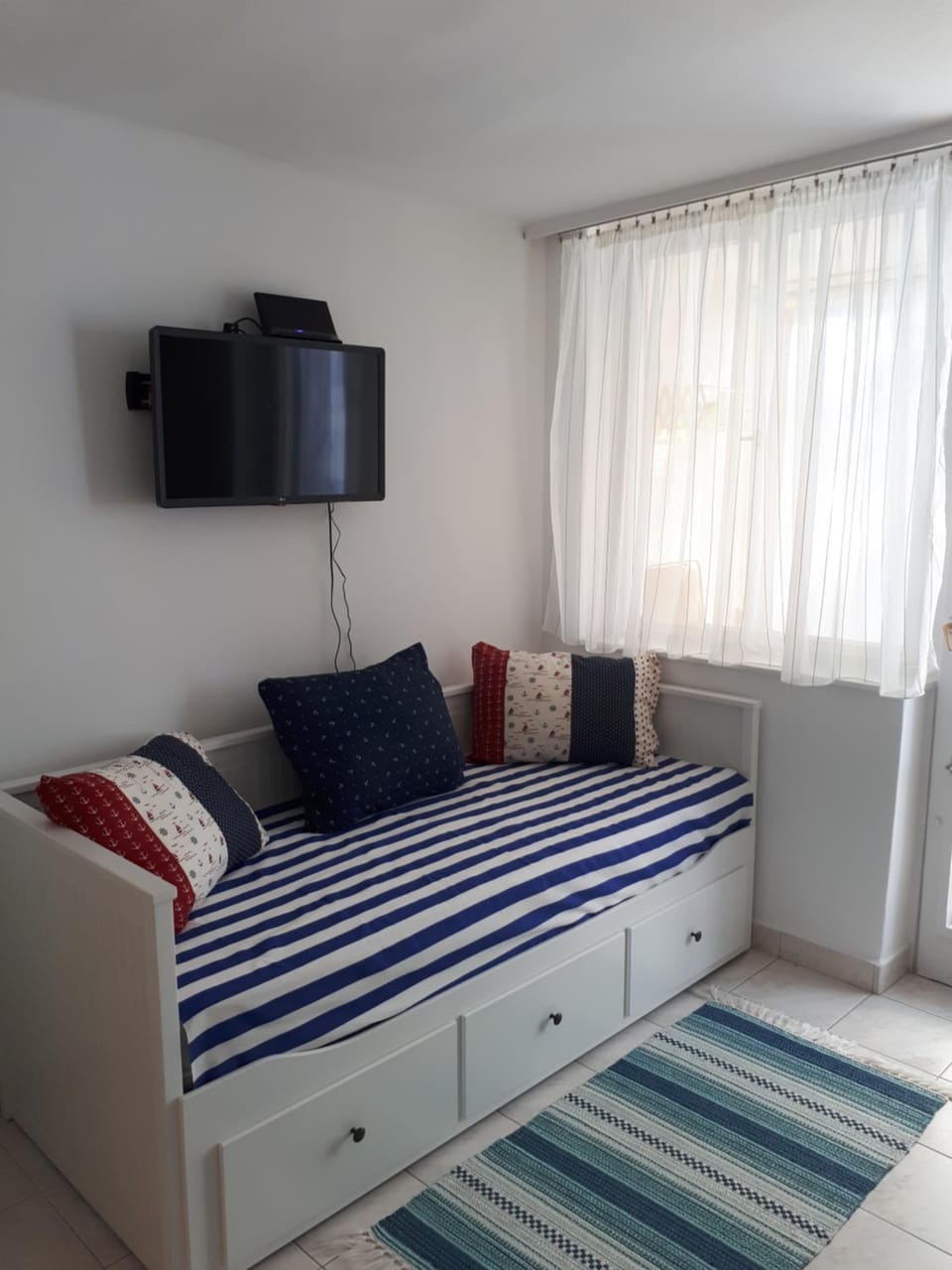 Bed, TV and multimedia, Photo of the whole room