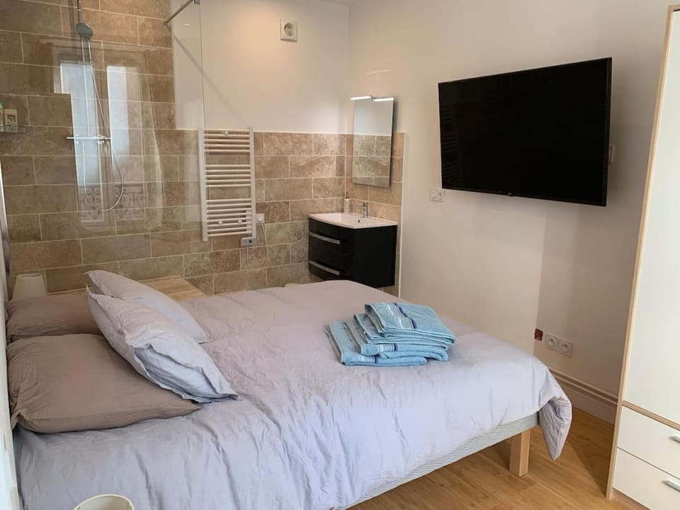 Photo of the whole room, Bedroom