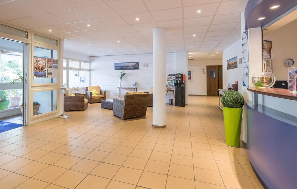 Day, Summer, TV and multimedia, Lobby or reception, Seating area, On site