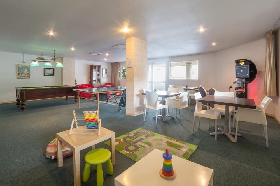 Communal lounge/ TV room, Day, Summer, Billiard, Game Room, Table tennis, TV and multimedia, Kids's club, Evening entertainment, On site