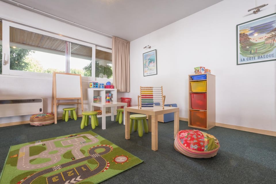 Day, Children play ground, Food and drinks, Dining area, Kids's club, On site, Food