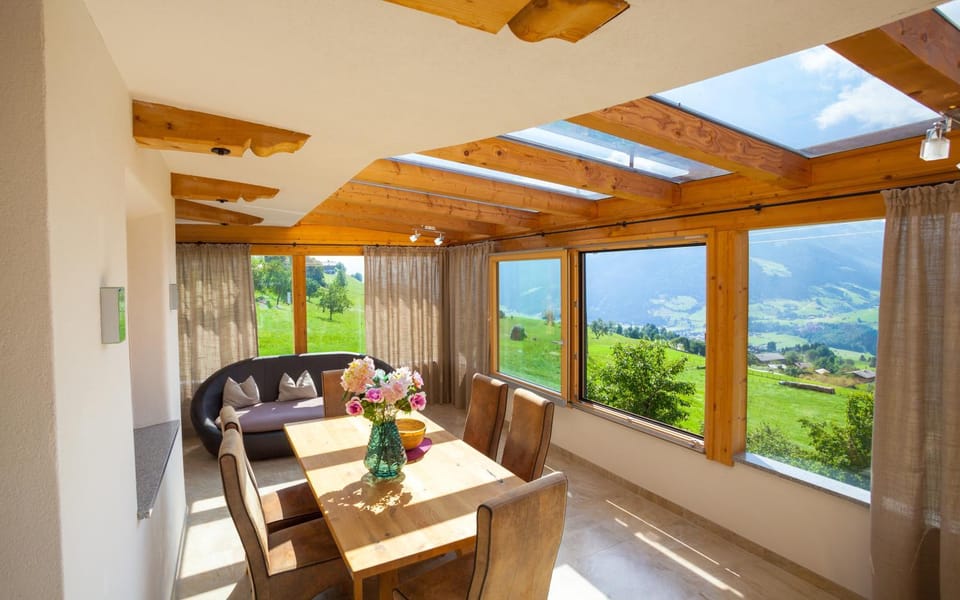 Balcony/Terrace, Seating area, Dining area, Mountain view