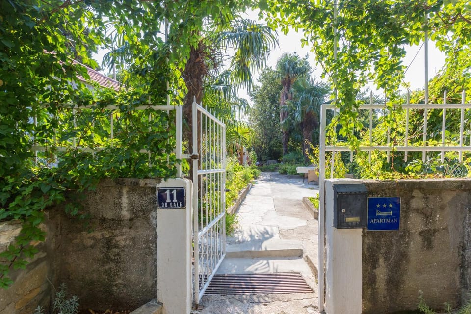 Patio, Facade/entrance