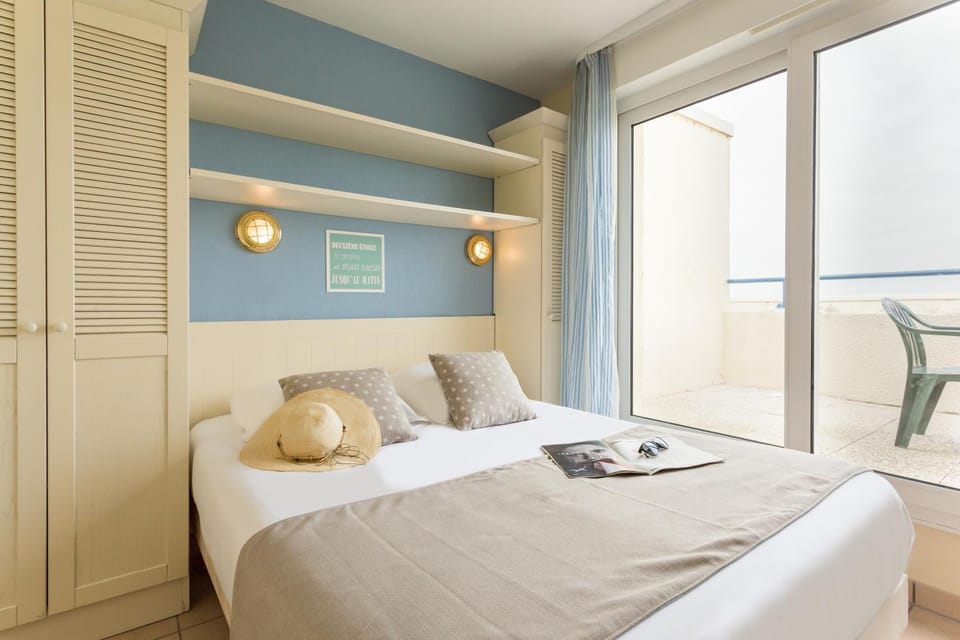 Bed, Day, Balcony/Terrace, Photo of the whole room, Bedroom