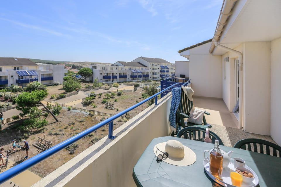Property building, Patio, Day, Natural landscape, Summer, View (from property/room), Balcony/Terrace, Food and drinks, Dining area, Food, Drinks