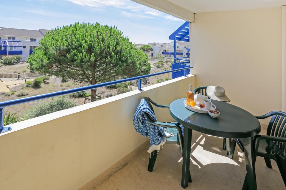 Patio, Day, Summer, View (from property/room), Balcony/Terrace, Living room, Food and drinks, Seating area, Dining area, Food, Drinks