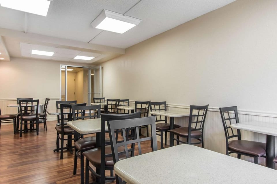 Restaurant/places to eat, Dining area, On site, Breakfast
