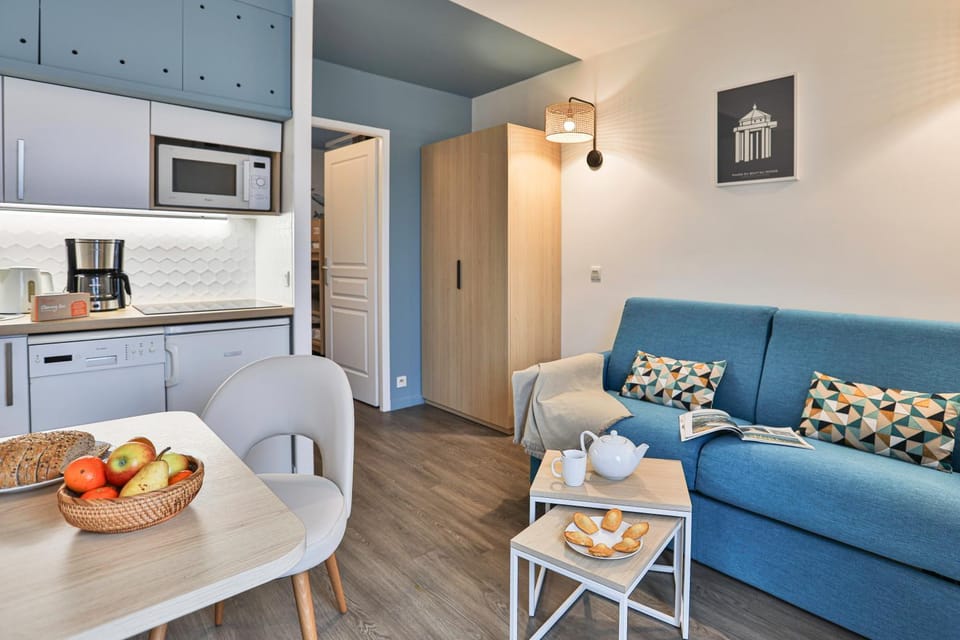 Coffee/tea facilities, Kitchen or kitchenette, Living room, Food and drinks, Seating area, Dining area, minibar