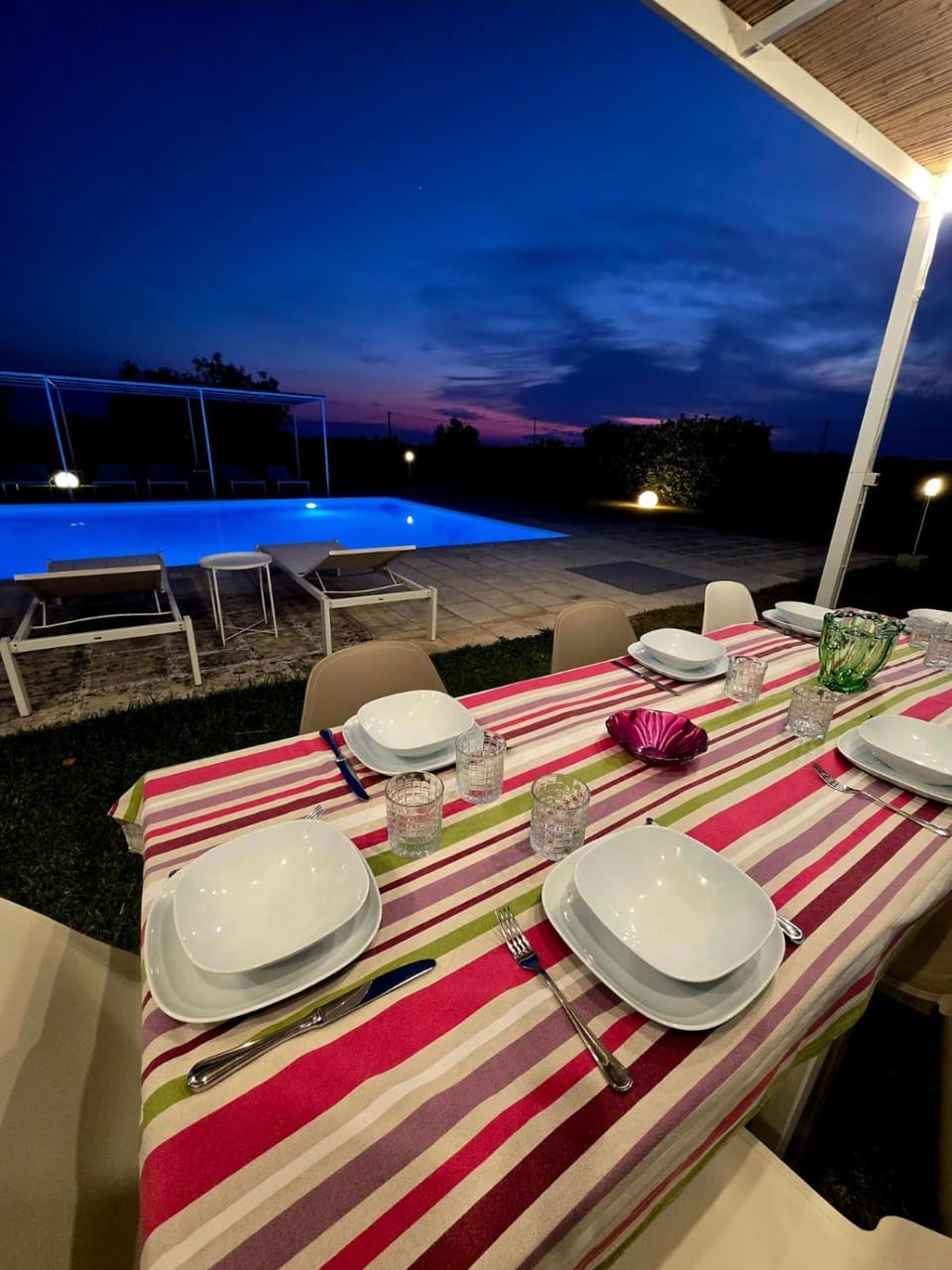 View (from property/room), Dining area, Pool view, Swimming pool, sunbed