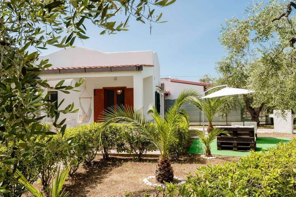 Property building, Patio, Facade/entrance, Garden, Garden view