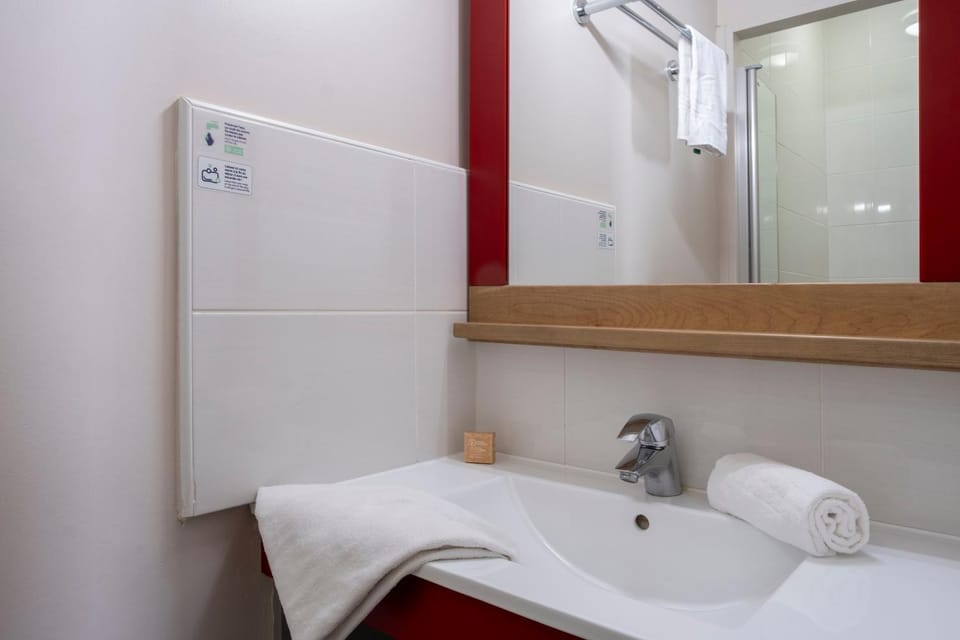 Shower, Bathroom, towels